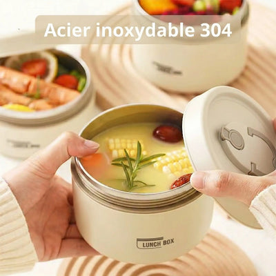 Mains tenant une lunch box thermos bleue à accents dorés ouverte révélant un intérieur en acier inoxydable 304 rempli de soupe aux légumes, avec d'autres boîtes garnies de fruits en arrière-plan